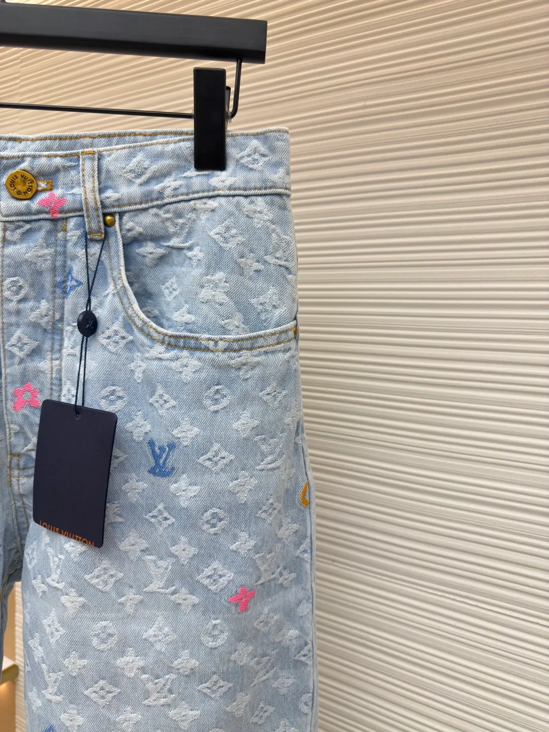 LOUIS VUITTON colorful letter jacquard denim trousers ●Authentic product: Purchased and developed by 16600 ●Item number: 1680110-B80 ●Fabric: cotton denim fabric ●Technology: embroidery ●Version: fitted version ●Weight: about 780 grams ●Size: 30-32-34-36 ●Description: It is made of unique washed denim cotton with excellent elasticity and stretchability. The entire model has been washed twice to achieve the perfect texture and color. The various wiring and workmanship are even more meticulous. The whole body is customized with hardware and customized leather labels. All details are perfect!